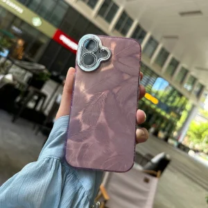 Удароустойчив калъф Feather Pattern за iPhone 16, Розов