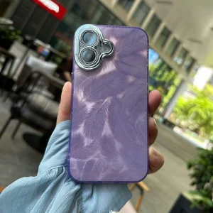 Удароустойчив калъф Feather Pattern за iPhone 16, Лилав