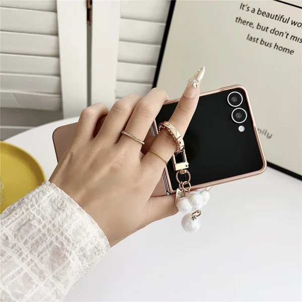 Калъф за Samsung Galaxy Z Flip8 с перлена висулка, розов 4